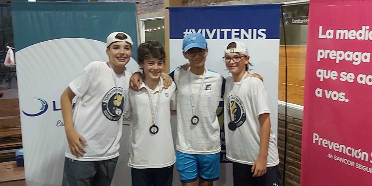 TODOS GANADORES. Los chicos celebraron a puro tenis el finde en el ITC. (Facebook)