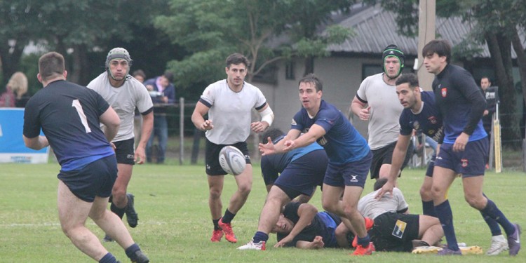 VA AL FRENTE. Paúl Echeverría se dispone a recibir un pase del medioscrum Matías Falero. El pilar de CAPRI es una de las alternativas para vulnerar a la defensa rival y su trabajo será fundamental en el juego de hoy (Gentileza Tiempo de Rugby)