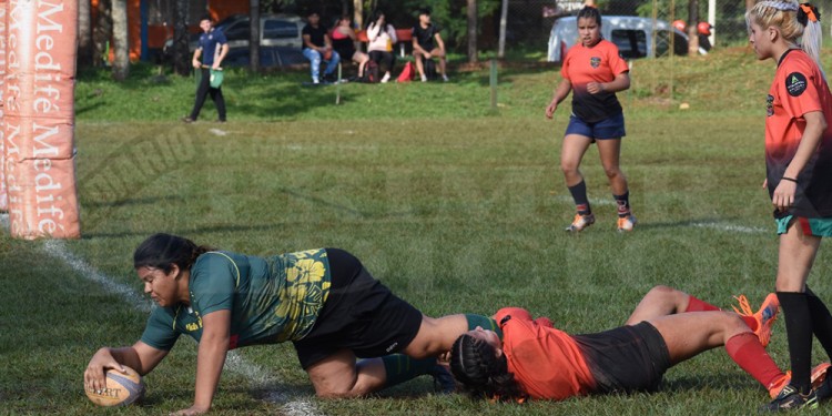 TRY. La jugadora de Carayá apoya, luego de superar el tackle rival.