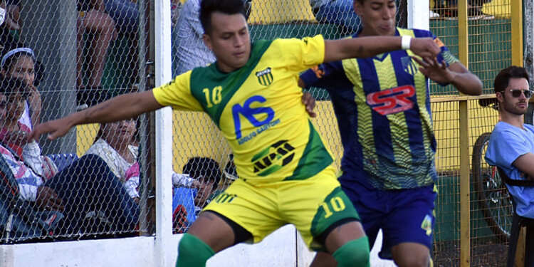 REVANCHA. Mitre y La Picada se enfrentaron en la fase de grupos. Ganó el Auriazul.