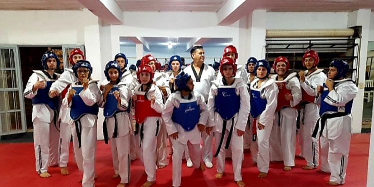 NOTICIA BOMBA. González, junto a sus alumnos del Centro Especializado, en Posadas. Alegría para el taekwondo local.