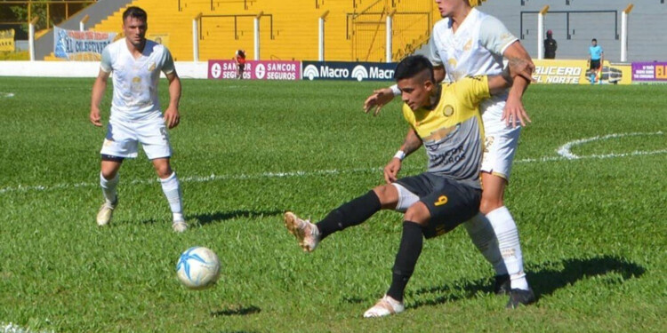 LA ÚLTIMA VEZ. En el último enfrentamiento en Santa Inés, el año pasado, Crucero y Central Norte empataron 0-0. (Archivo)