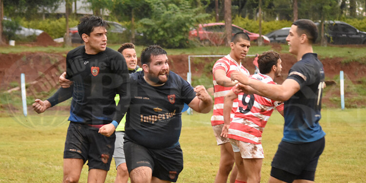 QUE SE REPITA. Sebastián Falero, Juan Vaz y Fernando Vargas festejan el triunfo ante Regatas en la fecha pasada. Hoy, CAPRI buscará sumar una nueva victoria para seguir escalando posiciones en el Regional A. (Archivo)