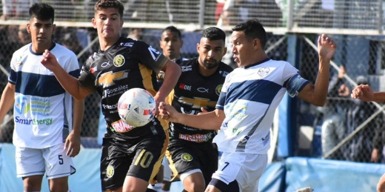 PELEADO. Así fue el duelo del domingo ante San Martín. Crucero mereció más.(Prensa San Martín)