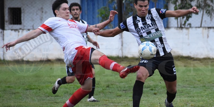 APARECIÓ EL GOLEADOR. Walter Ortega Solís (Atlético), a pura potencia, intenta eludir la marca de un rival de Ágil.