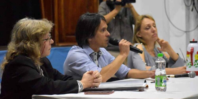 PREOCUPACIÓN. El intendente Jorge Lovato dio una conferencia de prensa ayer ante la preocupación por estas intrusiones.