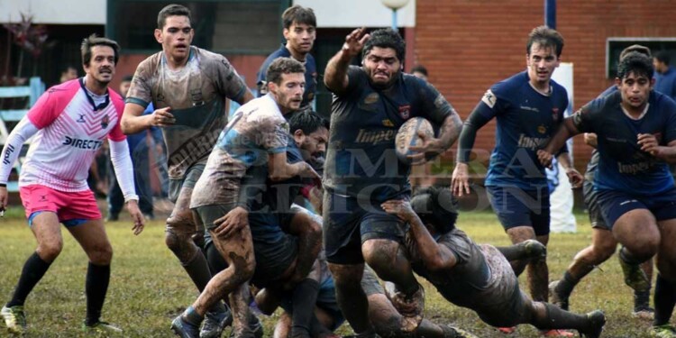 POTENCIA.El pilar Luca Quiñones Oxandaburu se lleva puesto al tackleador, y rompe por el centro de la cancha.