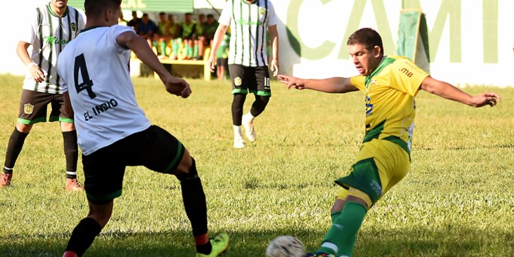 La Picada superó por 3-1 a Guacurarí y se metió en la siguiente instancia. Foto: M. Colman.