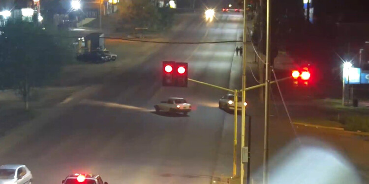 EVIDENCIA. El Fiat Duna de los brasileños luego de cometer el crimen dirigiéndose hacia el barrio Luis Piedrabuena.