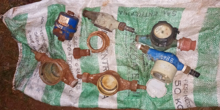 PROCESO. Varios de los medidores ya habían sido desarmados para su venta.