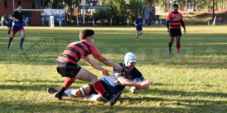 TRY. Martín Halty se dispone a apoyar el segundo ensayo “Azzurro” en el primer tiempo. Buen partido del segunda.