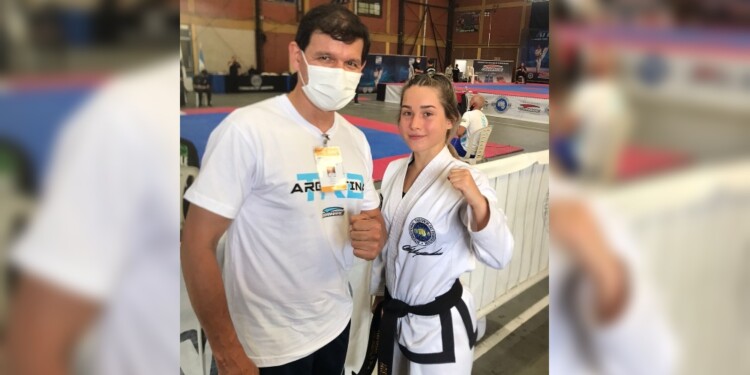 EQUIPO. Agustina y su profe, Rolando Cabañas. El objetivo es decir presente./ Foto gentileza C. Reble