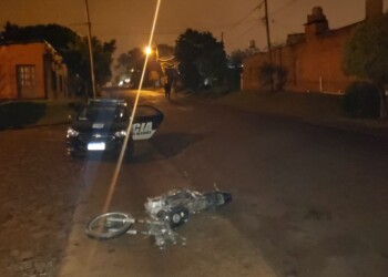 VIDEO: una camioneta impactó de lleno con una moto y se dio a la fuga