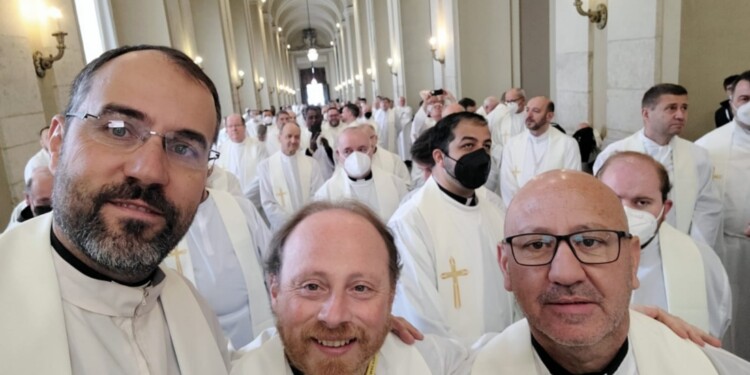 PUESTA EN COMÚN. El sacerdote Ariel Maravella de Oberá junto a sus pares en el Vaticano.