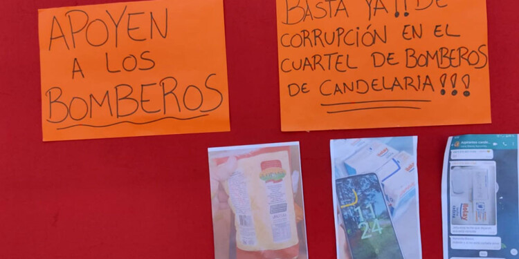 FRENTE A LA INSTITUCIÓN. Los carteles dan cuenta de los reclamos y denuncias que realizan contra la actual conducción.