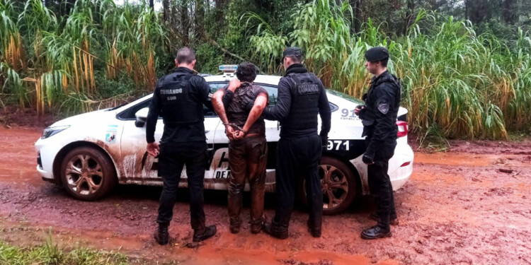 CAPTURA. El evadido brasileño fue perseguido por el barro en la zona del cruce San José de Oberá y fue apresado.