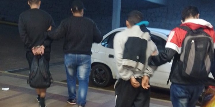 TERMINAL. Los presuntos sicarios atrapados a segundos de escapar en colectivo.