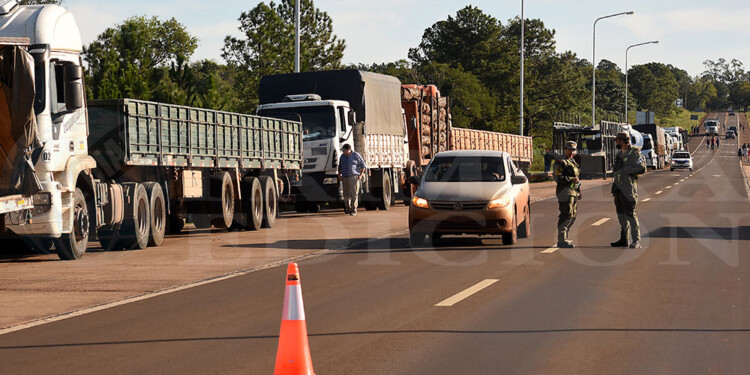 MOVILIZADOS. Pasado el mediodía, los camiones comenzaron a estacionar en la banquina, entre Liebig y San José.