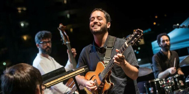 PURA MÚSICA. En una gira por el país, el guitarrista Yotam Silberstein, afincado en la escena jazzera de Nueva York llega a Misiones.