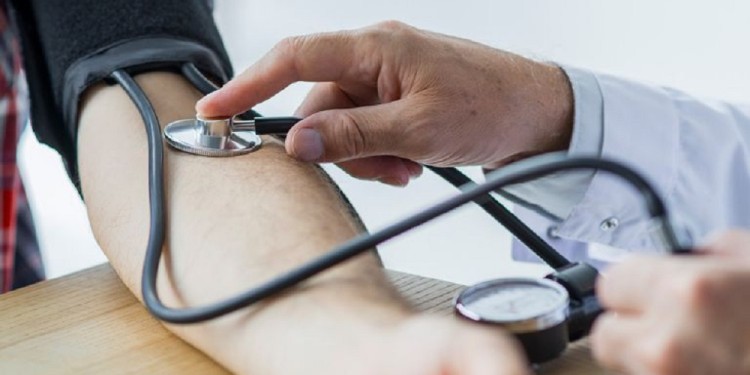 TENSIÓMETRO. Recomiendan tener uno en casa para controlarse.