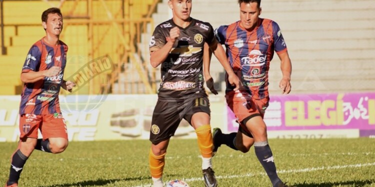 Thobías Arévalo avanza con la pelota. El paraguayo jugó e hizo jugar al equipo.
