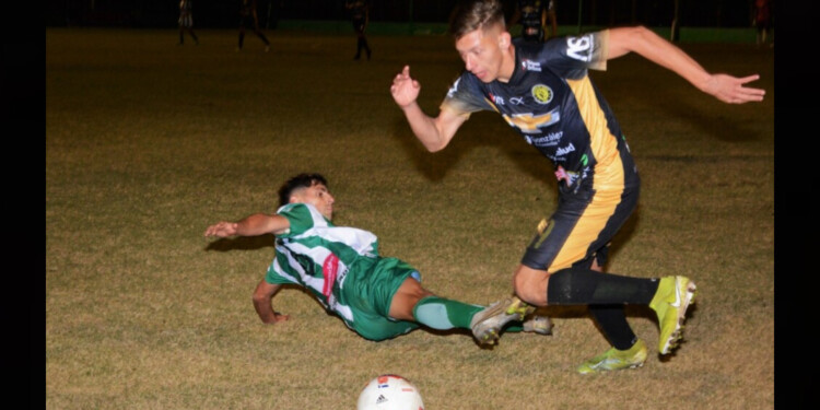 El delantero Catriel Weyreuter deja en el piso a un rival de Unión y avanza con pelota dominada. Foto: Daniel Ponce.
