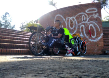 Franco Neubauer recorre Misiones en su silla de ruedas, acompañado por su perra Keity