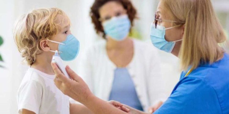 ATENTOS. Recomiendan a los padres acudir a consulta en caso de señales y completar el calendario de vacunas.