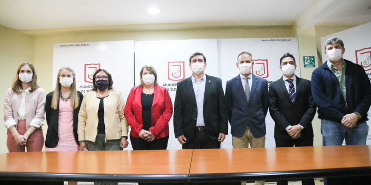 RENOVADO GABINETE. Los nuevos funcionarios municipales juraron ayer ante el intendente, la vice y la titular del Concejo Deliberante.