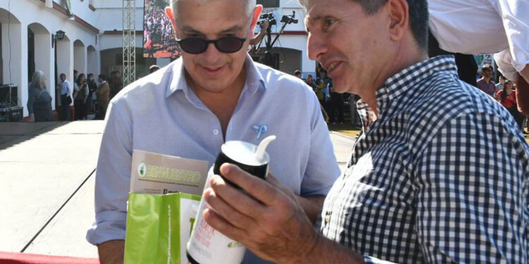 MATE EN LAS ESCUELAS. Szychowski con el ministro Domínguez con uno de los equipos que se entrega a alumnos.