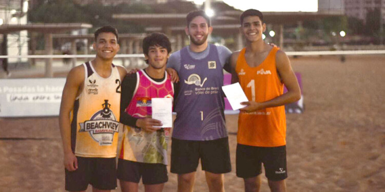 AL PODIO. Bogarín y Kurtz, en el centro, flanqueados por Arellano y Medina. (Foto Circuito Misionero de Beach)