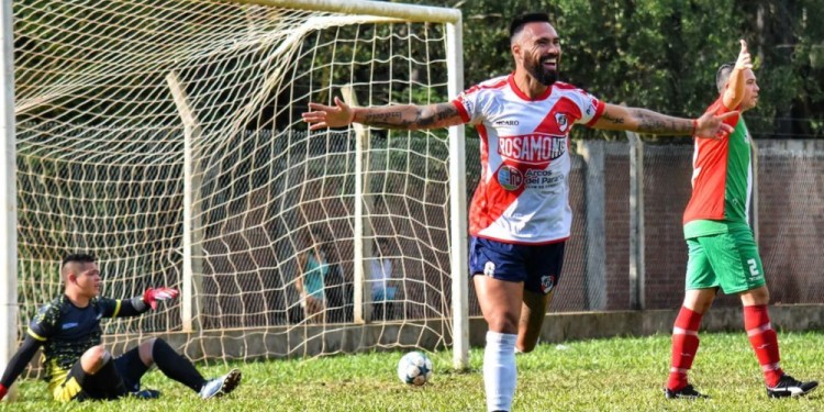 A LA RED. El defensor Rodrigo Lechner marcó uno de los tantos franjeados. (Foto Prensa GAF).