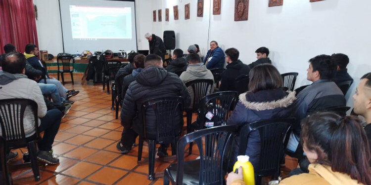 CONCURRIDO. El interés que despiertan los cursos de conducción segura de motocicletas va en ascenso entre los “moteros” de toda la provincia. (Foto: Gentileza MMA)