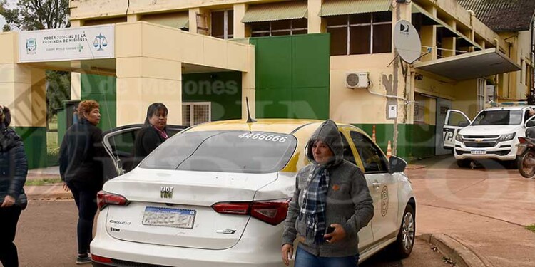 Allegados a la presunta víctima, ayer, en la Morgue Judicial. Ahora siguen esperando.