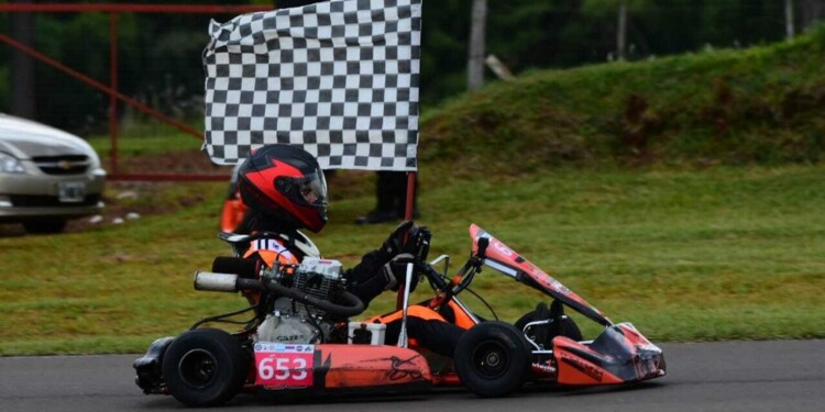 LA PRIMERA VEZ. Ordoñez celebra ayer la victoria. Supo aguantar la experiencia de “Picky” Errecaborde, su escolta.