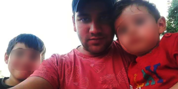  FAMILIA. El distribuidor de mercaderías (vinos) junto a sus dos hijos. Desde su hogar esperan hallarlo con vida.  