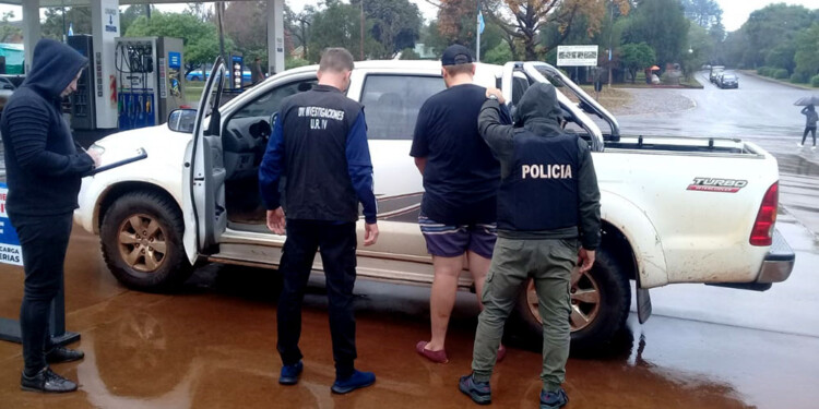 EN FLAGRANCIA. Los investigadores aguardaron que el sospechoso llegara con la camioneta y las armas.