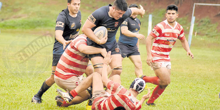 POTENCIA.  Martín Vera Gramajo encara y se lleva puesta a la marca de Regatas. Gran trabajo de los forwards.