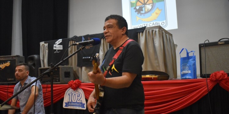 TRIBUTO AL ARTE LOCAL. La Comuna de Montecarlo distinguió al grupo Rula y los de la Esquina por sus 25 años de trayectoria./ Foto gentileza Municipalidad de Montecarlo