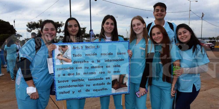 Posadas cerró la semana del parto respetado con una caminata por la costanera