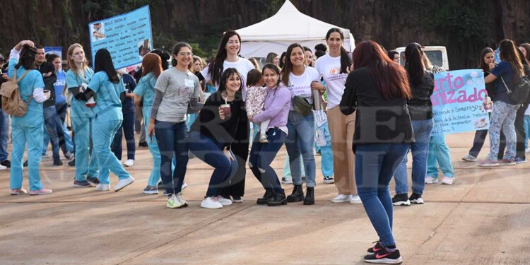 Posadas cerró la semana del parto respetado con una caminata por la costanera