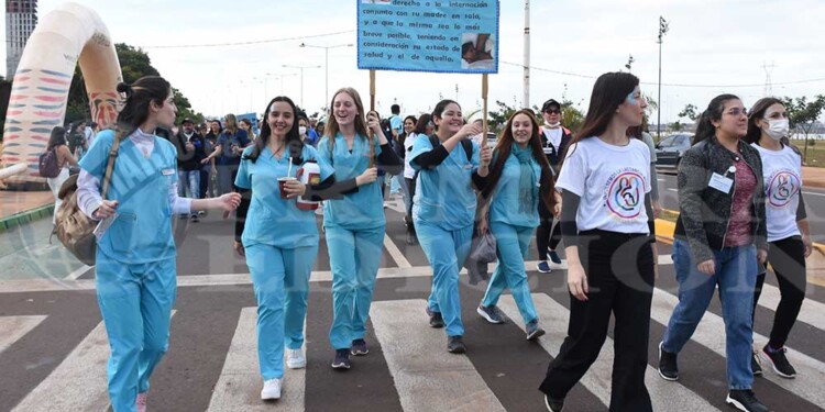 Posadas cerró la semana del parto respetado con una caminata por la costanera
