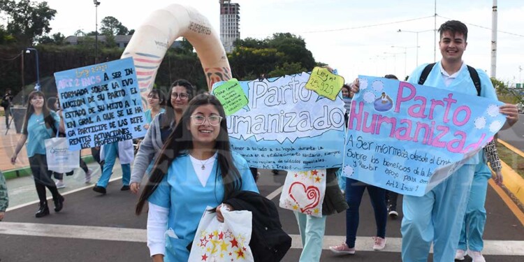 Posadas cerró la semana del parto respetado con una caminata por la costanera