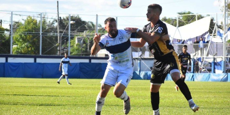 LUCHA. Toledo, autor del gol de San Martín, pelea por la pelota mientras el defensor Agustín Fazzio intenta frenarlo. (Foto Prensa San Martín).
