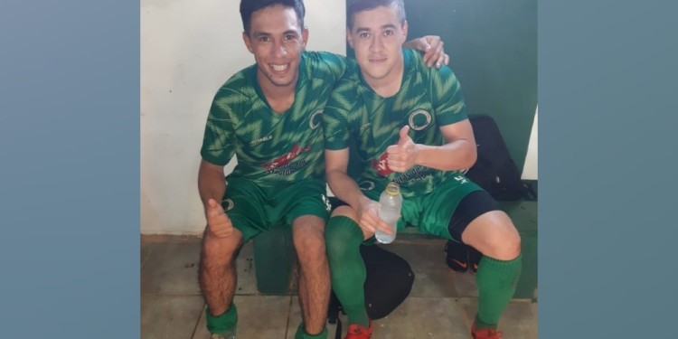 El exSporting Gustavo Paredes (derecha) marcó de penal el único gol del partido.