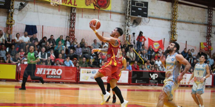HISTÓRICO. El Oriental venció a Regatas y sueña con el ascenso. (Foto de Archivo).