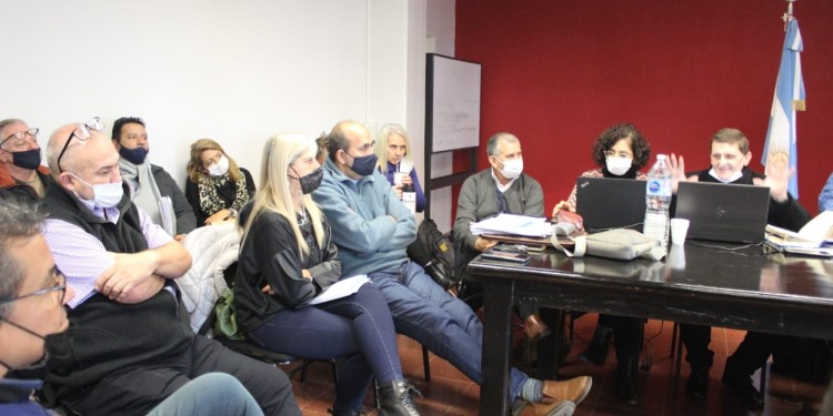 La Mesa de Diálogo Docente acordó un aumento salarial que va del 28 al 30%