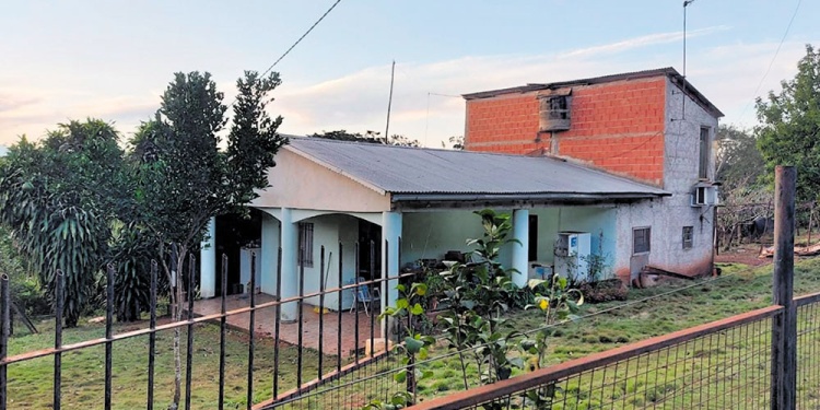 LOTE. En el fondo de la vivienda en la que Neis residía solo, su vecino halló el cuerpo y avisó a la familia.