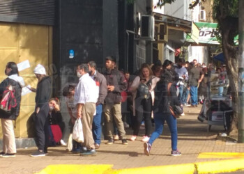 Larga fila de espera para ingresar a la ANSeS en Posadas