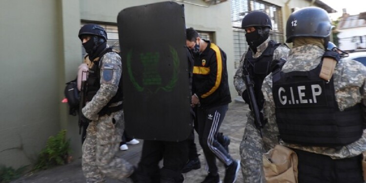 A NOTIFICARSE. Amplio operativo del Servicio Penitenciario Provincial ayer para el traslado de cuatro detenidos. En la imagen, Luis Miguel Baden (37).